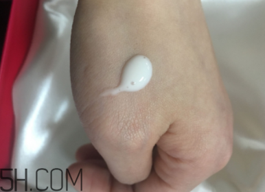 蘭蔻美膚修護(hù)精華乳有刺激嗎？適合敏感肌嗎？