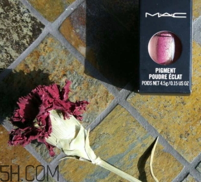 mac人魚姬眼影飛粉嗎？mac魅可人魚姬眼影粉持久嗎