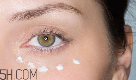 先抹眼霜還是先抹乳液？sk2眼霜價格是多少？