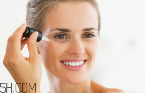 去皺眼霜哪個牌子好？眼霜和眼部精華液的用法順序