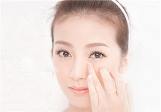 去皺眼霜哪個牌子好？眼霜和眼部精華液的用法順序