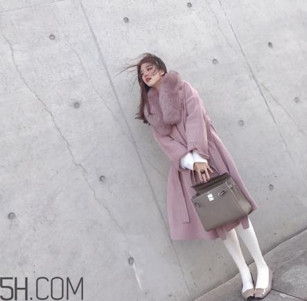 粉色大衣配什么顏色包包？粉色大衣搭配什么包？