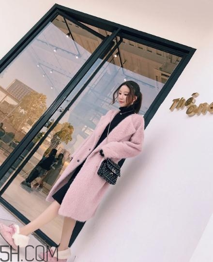 粉色大衣配什么顏色包包？粉色大衣搭配什么包？