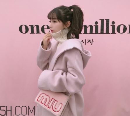 粉色大衣配什么顏色包包？粉色大衣搭配什么包？