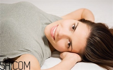 哪些壞毛病會導致乳房縮水？豐胸的最佳時期是什么時候？