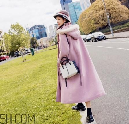 粉色大衣配什么顏色包包？粉色大衣搭配什么包？