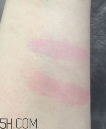 娥佩蘭潤(rùn)唇膏有香味嗎？娥佩蘭潤(rùn)唇膏有味道嗎？