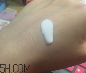 娥佩蘭防曬霜是物理防曬還是化學(xué)防曬？油不油？