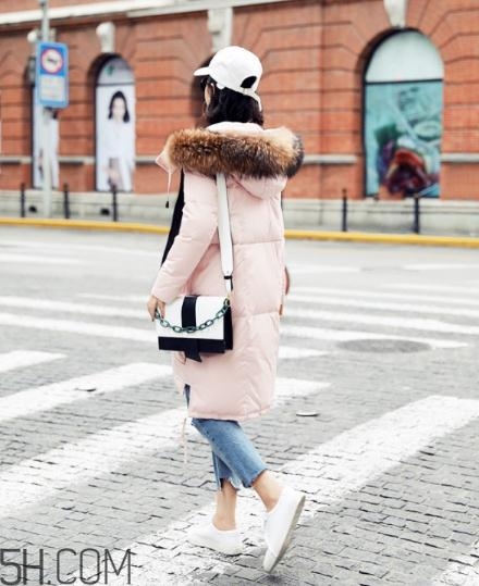 粉色羽絨服配什么褲子？粉色羽絨服搭配什么褲子好看？