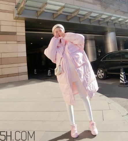 粉色羽絨服配什么褲子？粉色羽絨服搭配什么褲子好看？