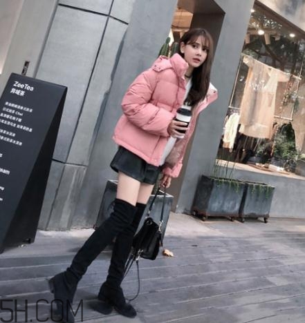 粉色羽絨服配什么褲子？粉色羽絨服搭配什么褲子好看？