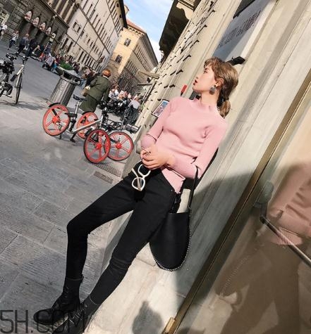 粉色毛衣搭配什么下身？粉色毛衣下面怎么搭配？