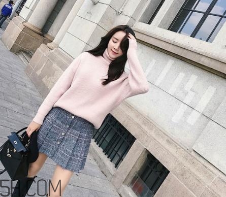 粉色毛衣搭配什么下身？粉色毛衣下面怎么搭配？