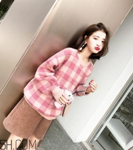 粉色毛衣搭配什么下身？粉色毛衣下面怎么搭配？