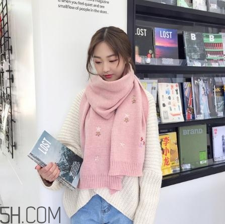 粉色圍巾怎么搭配衣服？粉色圍巾配什么顏色衣服？