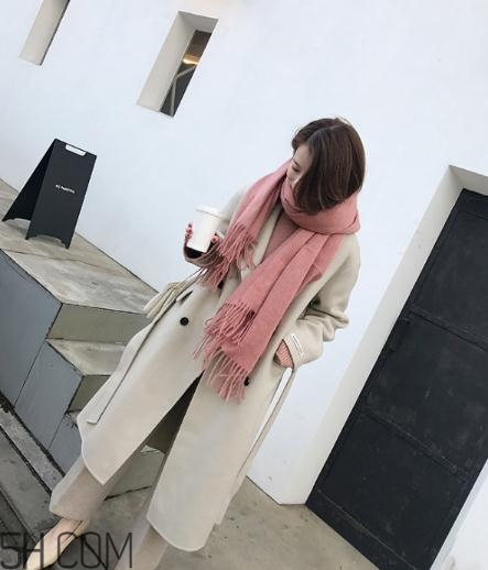 粉色圍巾怎么搭配衣服？粉色圍巾配什么顏色衣服？