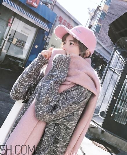 粉色圍巾怎么搭配衣服？粉色圍巾配什么顏色衣服？