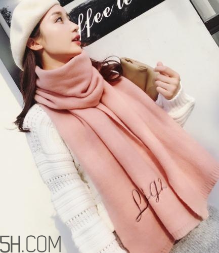 粉色圍巾怎么搭配衣服？粉色圍巾配什么顏色衣服？