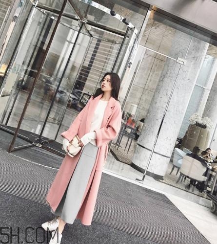 粉色上衣配什么顏色褲子？粉色上衣搭配褲子圖片