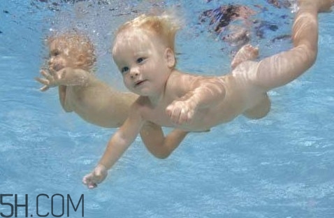 嬰幼兒睡覺翻白眼是怎么回事？寶寶學(xué)游泳有哪些講究？