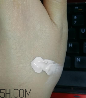 瓷肌礦物CC霜油不油？瓷肌礦物CC霜適合什么膚質(zhì)？