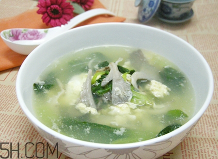 平菇可以和雞蛋一起做湯嗎？平菇和木耳能一起吃嗎？