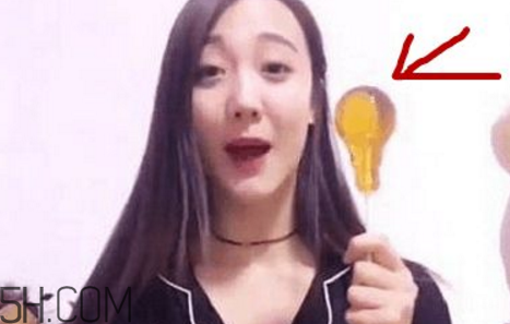 燈泡糖放進(jìn)嘴巴為什么拿不出來？燈泡棒棒糖怎么拿出來？