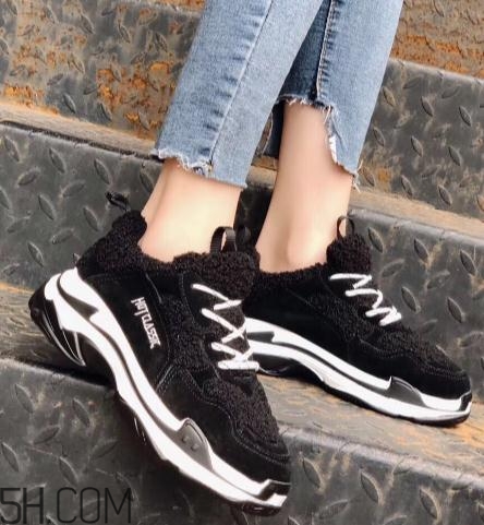 翻毛運(yùn)動(dòng)鞋怎么清洗？翻毛運(yùn)動(dòng)鞋能用水洗嗎？