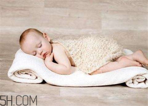 寶寶臉上長濕疹都是為什么？哪些行為會影響寶寶睡眠的質量？
