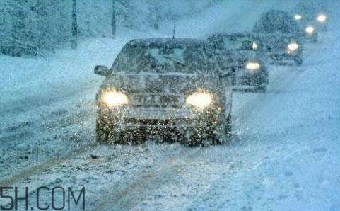下雪天為什么要撒鹽 下雪撒鹽的原理 下雪天為什么要撒鹽 下雪撒鹽的原理