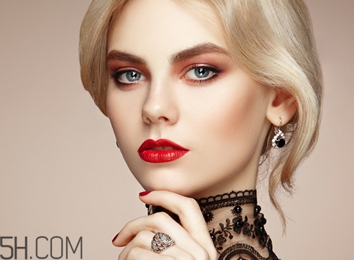 腮紅刷什么材質(zhì)好？腮紅刷纖維毛和動物毛哪個好