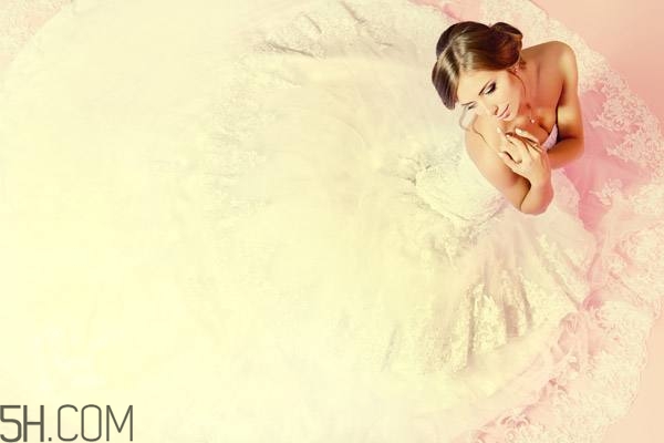 導(dǎo)致婦科疾病有什么原因？紙巾也會導(dǎo)致婦科疾?。?></p><h3>常吃幾種食物防婦科炎癥</h3><p>女人滋陰補腎，一般通過食療方法效果較好。女人美，重在“吃”，很多食物也具有滋陰補腎的效果，以下就為大家推薦幾種有效的滋陰補腎食物。</p><p>黑豆</p><p>用于腎虧月經(jīng)稀少，慢性腎病蛋白尿。</p><p>黑豆核桃燉豬腰：黑豆50克，核桃仁30克，豬腎1個，共燉2小時，低鹽調(diào)味。</p><p>黑芝麻</p><p>補肝腎，益精血，用于精虧血少的月經(jīng)病及男科病。</p><p>黑芝麻燉雞：黑芝麻50克，塞入雞膛中，加水燉2小時。</p><p>當(dāng)歸用于血虛血瘀所致的月經(jīng)不調(diào)，痛經(jīng)，產(chǎn)后腹痛。當(dāng)歸對子宮的作用取決于子宮的機能狀態(tài)而呈雙向調(diào)節(jié)作用。還用于慢性腎功能衰竭所致的腎性貧血。</p><p>當(dāng)歸益母草蛋：當(dāng)歸30克，益母草50克，煮沸后加入雞蛋再煮1小時。</p><p style=