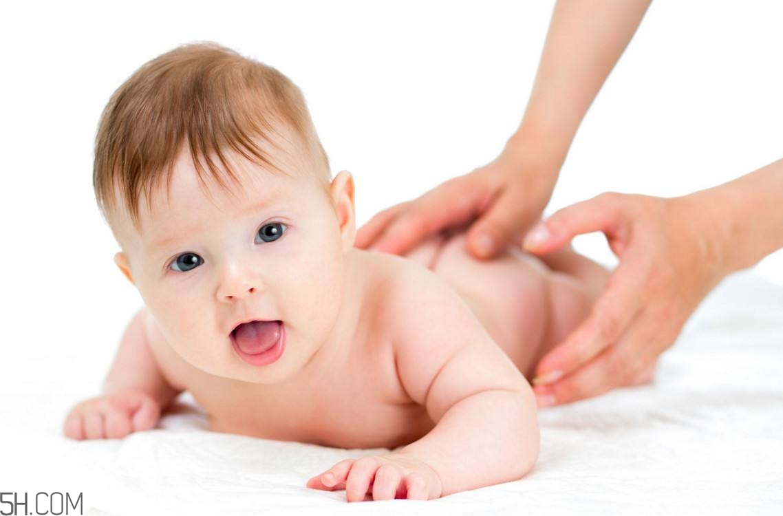 新生兒眼屎又多又黃是怎么回事？新生兒何時(shí)能坐飛機(jī)？