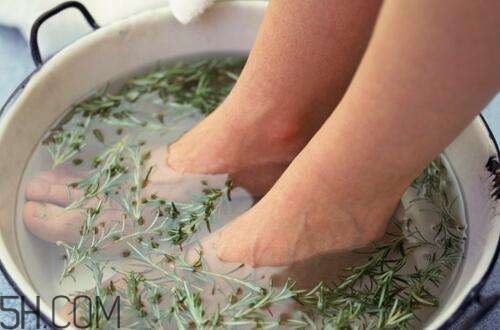 女性冬季泡腳要注意什么？女性泡腳養(yǎng)生的方法是什么？