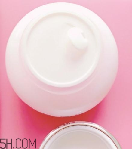 萱姿玫瑰水精華霜怎么樣？萱姿玫瑰水精華霜有激素嗎？