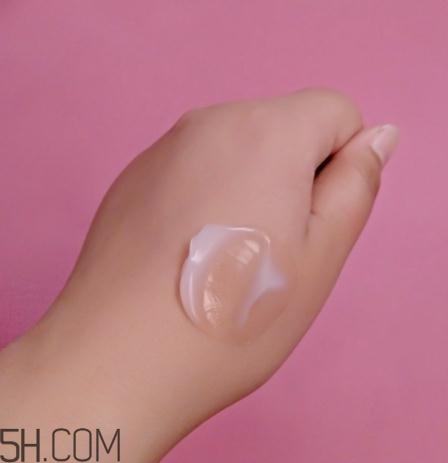 萱姿玫瑰水精華霜怎么樣？萱姿玫瑰水精華霜有激素嗎？