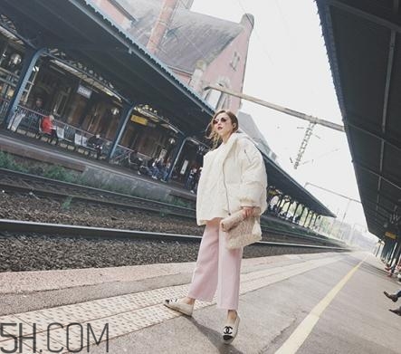 粉色褲子配什么上衣？將時(shí)尚與溫暖兼具的搭配