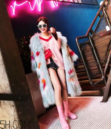 粉色內(nèi)搭怎么配外套？冬季也要風(fēng)度與溫度共存