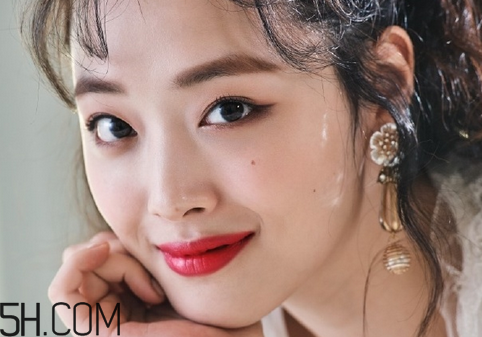 雅詩蘭黛戀愛唇膏哪個色比較火？崔雪莉雅詩蘭黛畫報口紅色號