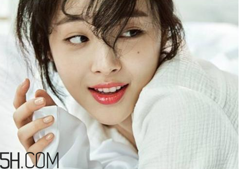 雅詩蘭黛戀愛唇膏哪個色比較火？崔雪莉雅詩蘭黛畫報口紅色號