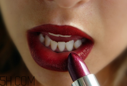 如何根據(jù)皮膚挑選口紅的顏色？雅詩蘭黛420和蘭蔻290顏色一樣嗎？