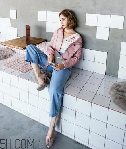 粉色皮衣怎么搭配好看？甜美機(jī)車少女風(fēng)