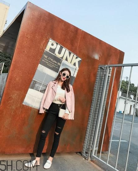 粉色皮衣怎么搭配好看？甜美機(jī)車少女風(fēng)