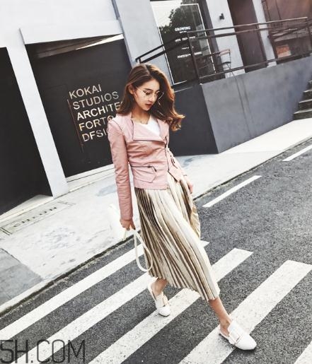 粉色皮衣怎么搭配好看？甜美機(jī)車少女風(fēng)