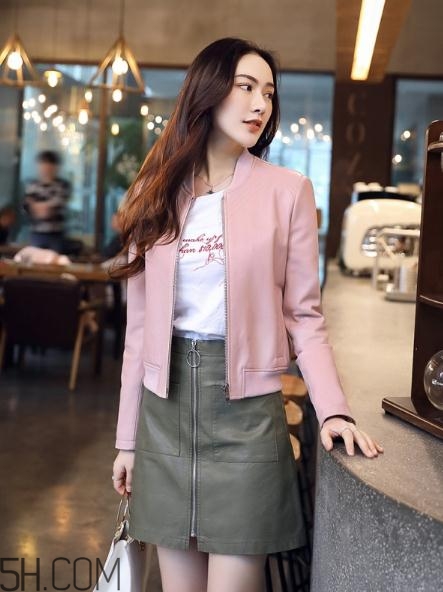 粉色皮衣怎么搭配好看？甜美機(jī)車少女風(fēng)