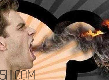 口臭是體內(nèi)器官生了?。靠诔舻脑蚍治?></p><h3>口臭的原因分析</h3><p>便秘原因：容易出現(xiàn)便秘的女人也是同樣會直接導(dǎo)致口臭的情況，因?yàn)檫@是便秘引起體內(nèi)毒素的增多，不能夠及時(shí)排出體外，導(dǎo)致一些氣體通過食道傳到口腔中，所以就會有口臭的情況，這也是比較常見的一個(gè)原因。</p><p>咽炎原因：患有咽炎的女人在咽喉都會有發(fā)炎或者是干燥的情況，所以這樣對于細(xì)菌來說，就有了繁殖的環(huán)境，所以時(shí)間久了，也是會伴有口臭的可能，但是這樣的情況是比較容易緩解。</p><p>節(jié)食原因：很多女人都是用節(jié)食的方式來達(dá)到減肥的效果，但是很多時(shí)候食物的減少，會減少口腔的運(yùn)動(dòng)和咬合，這樣對于唾液的分泌帶來了障礙，會造成口腔的細(xì)菌增長，這樣在減肥的時(shí)候，是會直接引起口臭的情況，所以節(jié)食不一定就是好的。</p><p>口腔衛(wèi)生：不注重口腔衛(wèi)生，或者說每天不喜歡刷牙，吃完東西不喜歡漱口，這樣都會導(dǎo)致口腔的細(xì)菌滋生，細(xì)菌滋生的環(huán)境得到擴(kuò)大，這樣對于口臭也提供了有利的條件。</p><p>飲食原因：有的女性朋友在平常的飲食中注重重口味的方式，而且一些重口味的食物會加重口臭的癥狀，當(dāng)然了也會同時(shí)引起口臭，所以要注意飲食習(xí)慣。</p><p>熬夜原因：喜歡熬夜的女生，就會容易造成口干的情況，這是因?yàn)榘疽怪罂谇粌?nèi)的唾液會相對減少分泌，這樣對于細(xì)菌的滋生就提供了條件，而且還有可能會造成一些常見的口腔疾病，對于健康的威脅是非常的大，所以要多注意休息，避免熬夜的情況。</p><p>遺傳原因：口臭也是會有遺傳的原因，所以在平時(shí)中發(fā)現(xiàn)自己很好的愛護(hù)自己的口腔，在發(fā)現(xiàn)自己的直隸親屬有口臭的情況，那么就能認(rèn)定是因?yàn)檫z傳的因素。</p><p style=