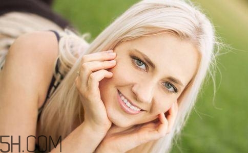 女性小便發(fā)黃是怎么回事？女性小便發(fā)黃有異味的原因有哪些？