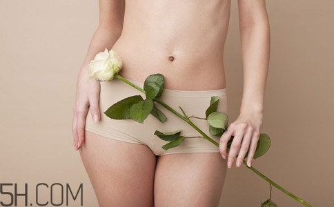 女性小便發(fā)黃是怎么回事？女性小便發(fā)黃有異味的原因有哪些？