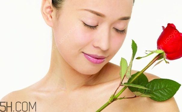 女性小便發(fā)黃是怎么回事？女性小便發(fā)黃有異味的原因有哪些？