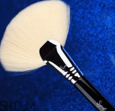 修容刷哪個(gè)牌子好？修容打得好少不了修容刷幫忙